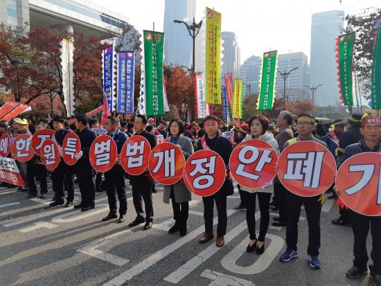 수원군공항 이전 특별법 개정안 폐기를 위한 국회앞 범대위 임원 및 화성시민들 집회 모습