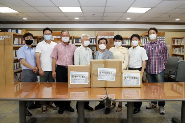 수원광교 파크자이더테라스 입주민, 마을버스 종사자에 후원 물품 전달 후 기념 사진