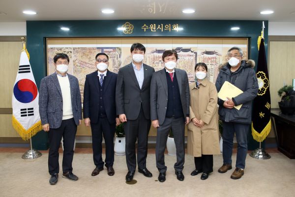 수원시의회 조석환 의장, 대한안마사협회 경기지부 간담회 후 기념 사진