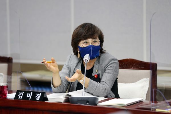 수원시의회 김미경 의원 질의 하고 있는 모습