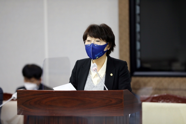 보다 세심한 소상공인과 골목상권 지원 규정해