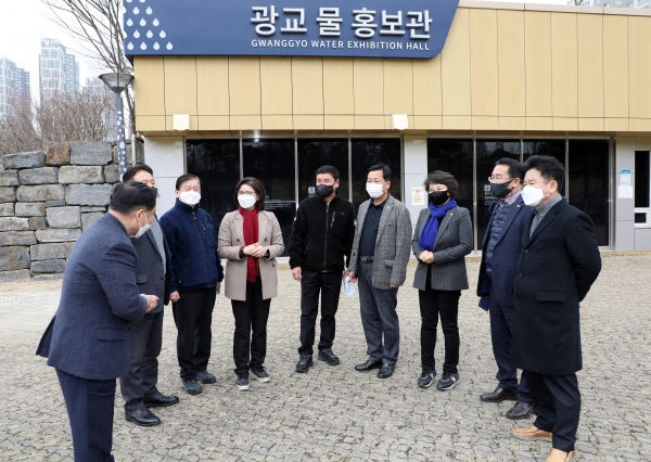 수원시의회 도시환경위원회, 광교물순환센터 현장 방문