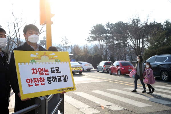 수원시의회 조석환 의장, 수원 이의초 교통안전 캠페인 참여