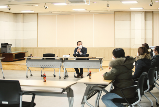 화성시의회 원유민의장, 석우동 완충녹지 도로 변경 관련 간담회에서 주민들의 질의에 답변하는 모습