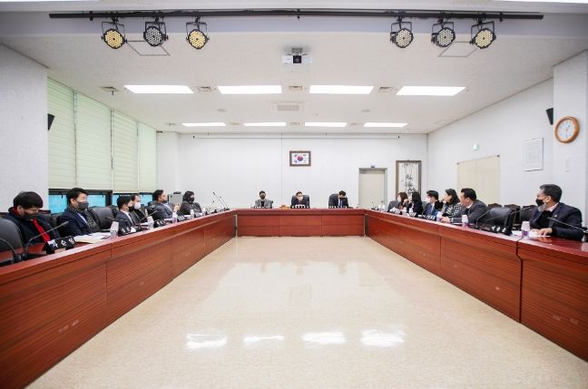 화성시의회 ‘수원 군 공항 화성시 이전 반대 특별위원회’ 제1차 회의 모습