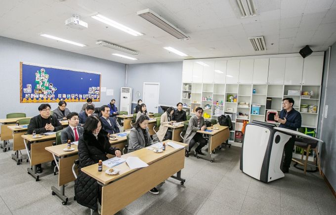 화성시의회 기획행정위원회, 의원 , 사회적경제기업인 (주)동부케어의 노인장기요양 재가서비스에 대한 설명을 듣고있는 .모습