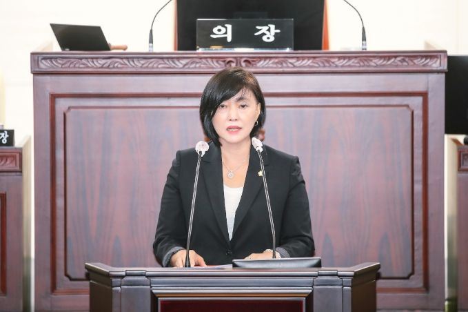 화성시의회에서 모두 발언을 하고 있는, 공영애 의원