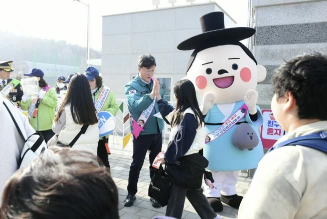 이민근 안산시장, 로봇캅순찰대와‘안전 등굣길’캠페인 펼쳐