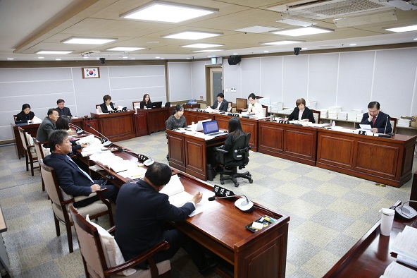 수원시의회 교통건설체육위, 도로교통관리사업소 행정사무감사 진행