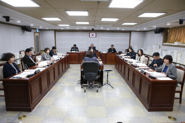 수원시의회 기획경제위원회,가 경제정책국 소관업무 행정사무감사 실시
