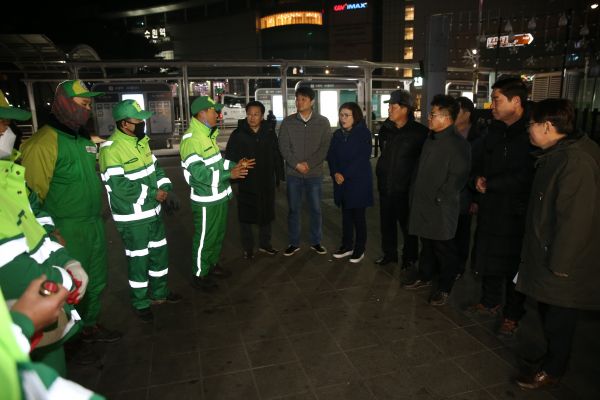수원시의회 도시환경교육위원회, 주간근무 도입된 청소근로자 격려 방문