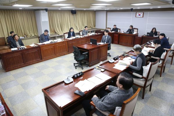 수원시의회 교통건설체육위원회, 소관부서 2020년 주요업무 추진계획 청취 하고 있다.