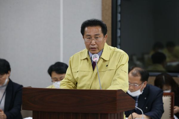 수원시의회 최인상 의원, ‘시의원 행동강령에 관한 조례 전부개정조례안’ 대표발의후 모두 발언을 하고 있는 모습