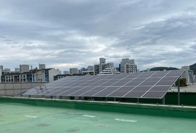 동안구청 옥상에 설치한 태양광 발전설비 사진