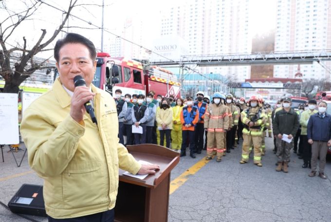 지난해 11월 25일 최대호 안양시장이 현장 종합 훈련 후 유관기관 등 훈련 참여자 앞에서 총평을 하고 있다.