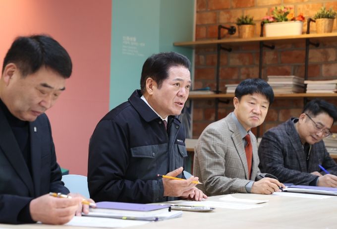 30일 안양시청 3층 접견실에서 최대호 안양시장이 안전행정국장, 복지문화국장, 복지정책과장 등과 저소득 취약계층 긴급 난방비 지원 대책회의를 하고 있다.