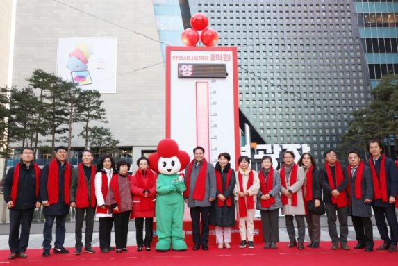 지난 12월 2일 범계역 광장에서 사랑의 온도탑 제막식에 최대호 안양시장이 참석했다.