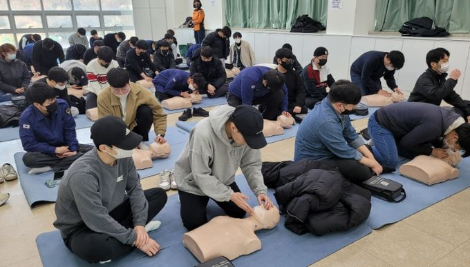 지난 9일 안양시 사회복무요원들이 애니(심폐소생술 마네킹)를 통해 심폐소생술 실습 교육을 받고 있다.