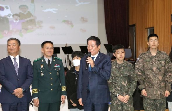 최대호 안양시장이 11일 제18회 충의학교 졸업식에 참석해 졸업생 및 가족, 관계자 등과 기념촬영을 했다