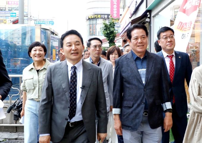 최대호 안양시장과 원희룡 국토부장관은 4일 평촌신도시의 노후 아파트단지와 상업지역, 평촌중앙공원을 둘러보면서 노후 실태를 점검하고 주거환경 개선이 필요한 지역을 면밀히 살펴보았다.