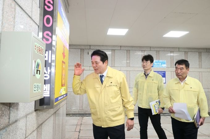 최대호 안양시장을 비롯한 관계 공무원들은 지난 5일 관양동 우편집중국 앞 대피시설을 방문해 점검했다