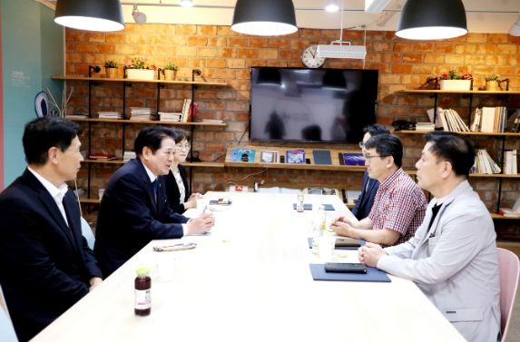 8일 안양시청 접견실에서 최대호 안양시장이 신규 위촉된 감사권익보호관과 민간전문감사관에게 공정하고 투명한 안양시 감사행정을 위해 노력해달라고 부탁했다.