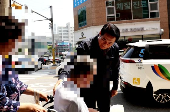 최대호 안양시장, 현장 행보 ‘착한수레’ 이용 시민에 승하차 지원