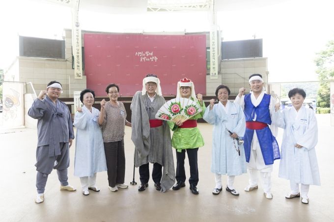 양주별산대놀이마당 공연후 모습. 가운데 김동연지사