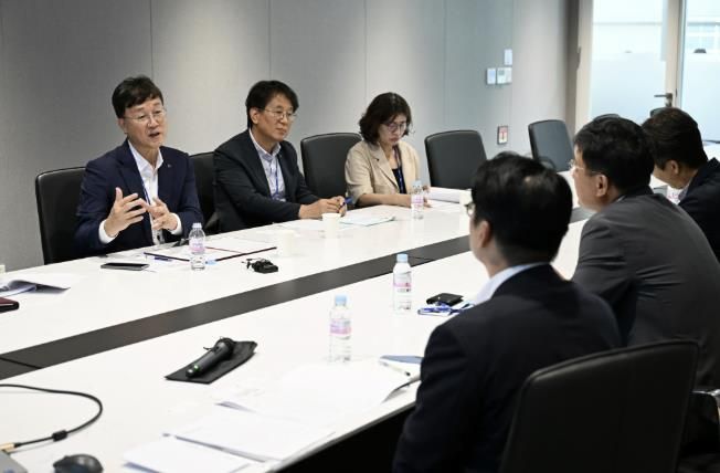 이민근 안산시장(왼쪽 첫번째)이 글로벌 반도체 소재 전문기업 ‘인테그리스 코리아 테크놀로지(KTC)’를 방문, 현장에서 간담회를 진행하고 있다.