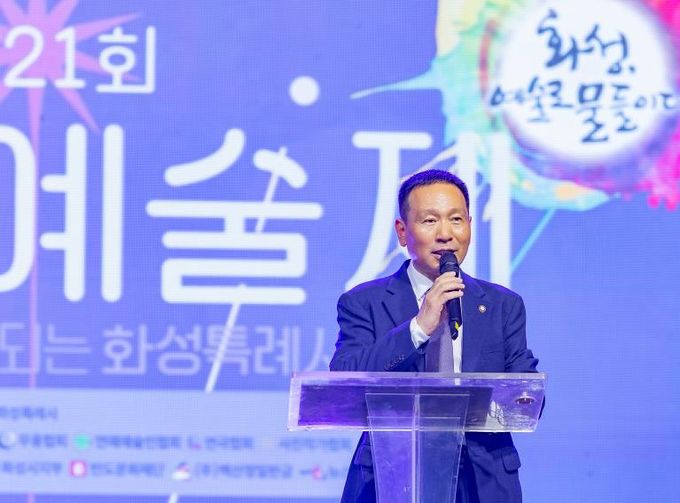 제21회 화성 예술제 참석해 , 정흥범 화성특례시부의장 인사 모습
