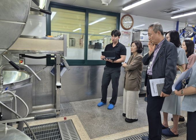 김영희 의원, 학교급식실 조리로봇 운영 현장 점검