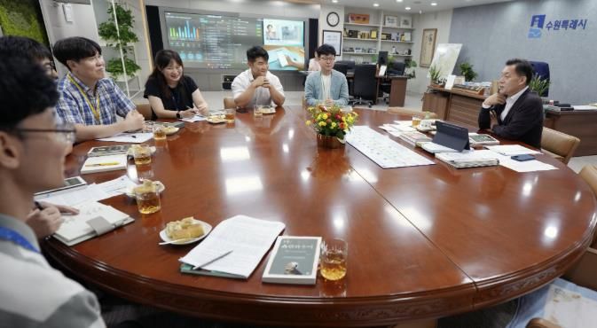 이재준 수원시장이 3일 열렸던 첫 번째 ‘수요정담’에 참여해 공직자들과 이야기를 나누고 있다. (사진 2, 오른쪽에서 첫 번째 이재준 수원시장)