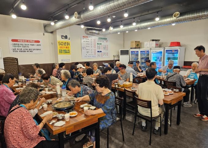 수원시 영통구 매탄2동 한가네 대박고깃집, 경로당 어르신들께 따뜻한 점심 대접