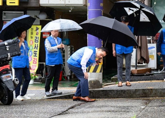 이재준 수원시장이 4일 동수원로146번길 일원 민원 현장을 찾아 도로의 요철을 살펴보고 있다.
