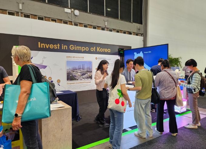 김포시가 9월 5일부터 9일까지 독일 베를린에서 개최되는 세계 최대 가전·IT 전시회 ‘IFA 2025’에 참가, 홍보-Zone을 운영하고 있는데, 외국인 등 참여자들이 큰 관심을 보이고 있다.