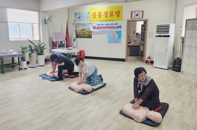 수원시 팔달구 지동 행정복지센터, 요양원 어르신 대상 심폐소생술 교육 실시