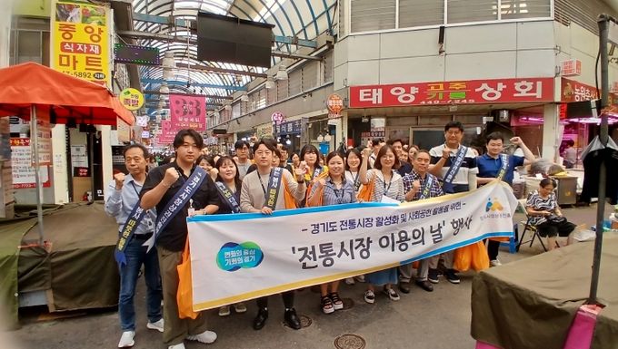 경상원이 얀앙 중앙시장에서 '전통시장 이용의 날' 행사를 한 후 단체 기념촬영을 했다.