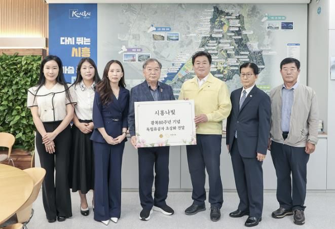 왼쪽 세번 째부터 류민아 시흥나빛 대표, 오태근 광복회 시흥시지회장, 임병택 시흥시장