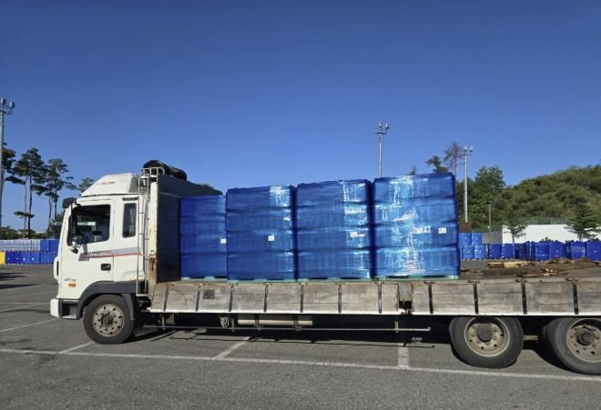 (사)수원산업단지관리공단이 기부한 생수를 실은 트럭이 현지에 도착한 모습.