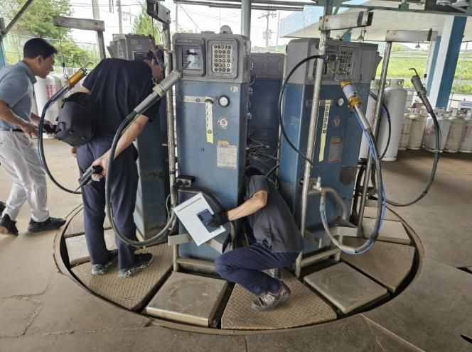 안산시 에너지정책과 및 한국가스안전공사 관계자가 합동으로 액화석유가스 충전소에서 안전점검을 진행하고 있다.