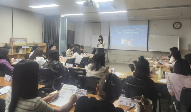 외국인주민지원본부 커뮤니티센터에서 외국인주민 모니터단이 3분기 정기회의를 진행하고 있다.