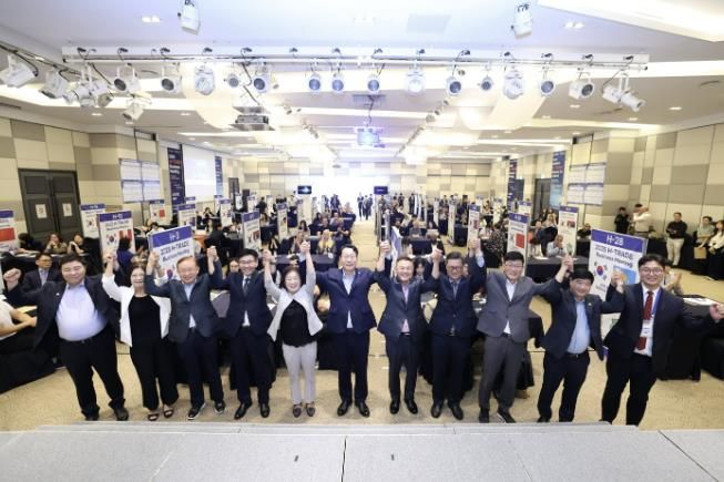 10일 열린 화성특례시 H-TRADE 해외바이어 초청 수출상담회에서 정명근 화성특례시장(사진 가운데)과 참석자들이 기념 촬영하고 있다