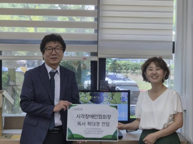 시흥시 중앙도서관, 독서확대경 설치로 이용자 편의 증대