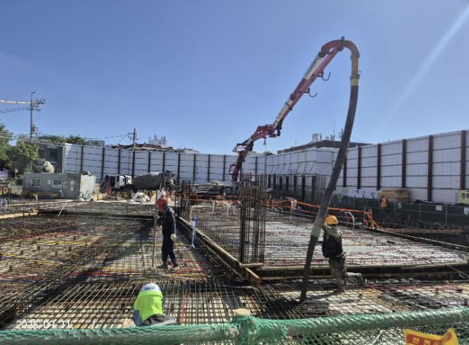 11일 세류2동 도시재생 어울림센터 지상 1층 복공판 철거 구간에 바닥 슬라브 콘크리트 타설을 하는 모습