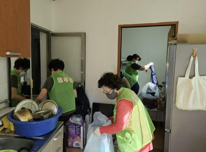 수원시 장안구 연무동 연무愛클린케어 추진단, 복지사각지대 청소 실시