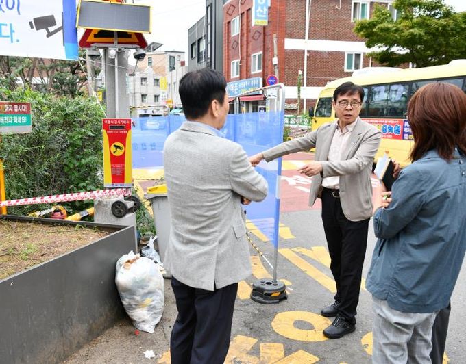 장수석 수원시 영통구청장, 보도블럭 정비·자원순환역 설치 예정지 점검