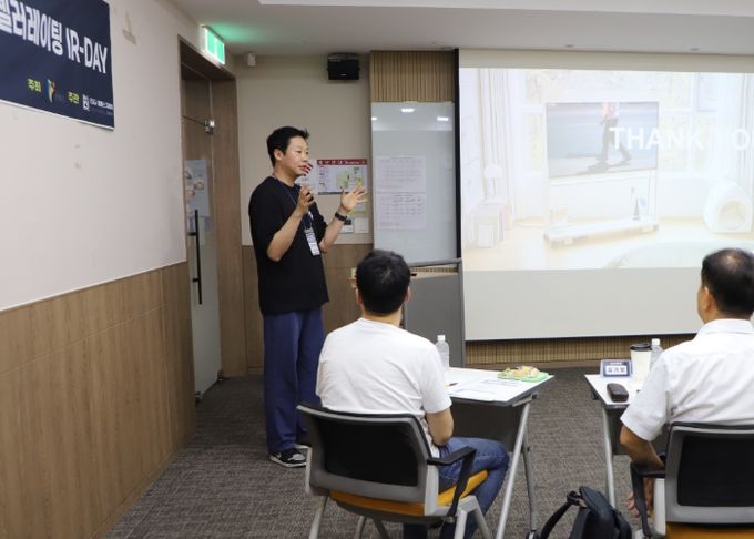 지난 11일 광명시 창업지원센터에서 열린 '2025 광명 혁신 스타트업 육성 액셀러레이팅 아이알 데이(IR-Day)'에서 스타트업 기업 대표가 기업 설명(IR) 발표를 진행하고 있다