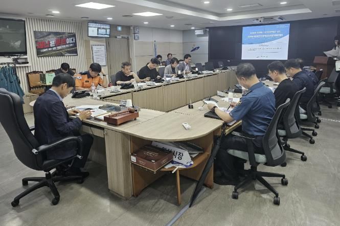 전덕주 행정안전교육국장이 ‘제2회 안산시 기업인의 날 기념 슈퍼콘서트’를 앞두고 안전관리계획 심의를 진행하고 있다.