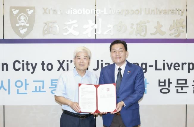 이재준 수원시장(오른쪽)과 시안교통리버풀대학교 시 유민 총장이 협약 후 함께하고 있다.