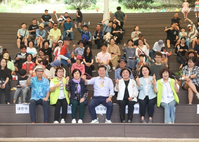 박승원 광명시장(사진 가운데)이 지난 27일 도덕산공원에서 열린 '제15회 도덕산 주민한마음축제'에 참석해 기념사진을 촬영하고 있다.